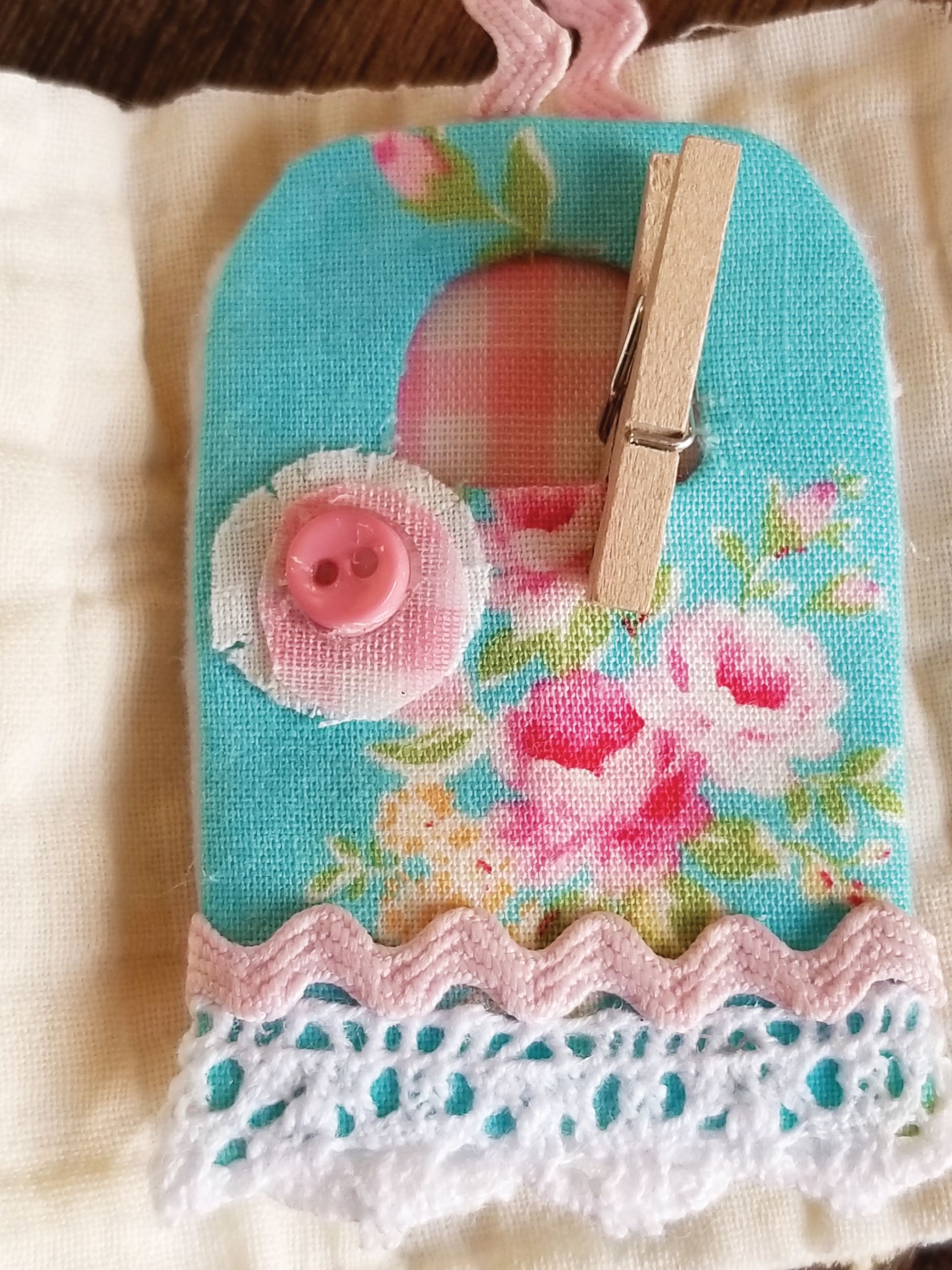 Make a pretty little
bag to hold pegs